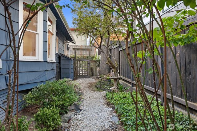 1636 N 54th Street, Seattle, WA 98103
