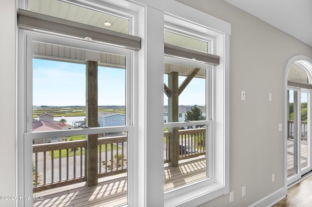 9091 W 9th Street, Surf City, NC 28445