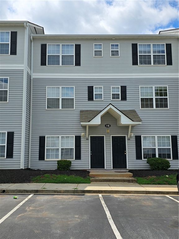 116 university village Drive D, Central, SC 29630