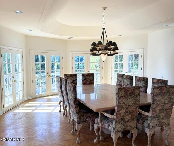 4440 Hayvenhurst Avenue, Encino, CA 91436