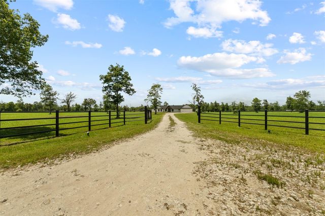 565 Brushy Creek Drive, Onalaska, TX 77360