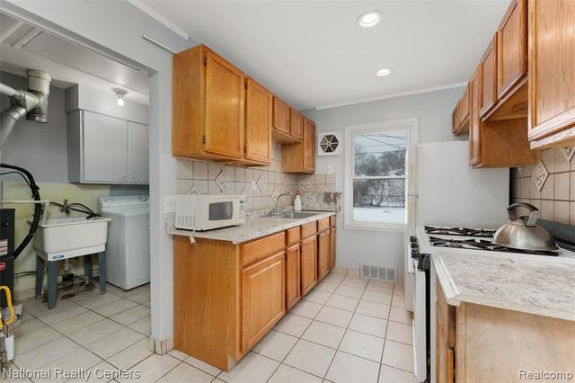 22141 Morton Street, Oak Park, MI 48237