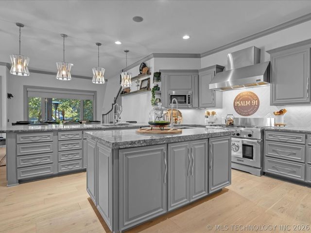 6902 E 115th Place, Bixby, OK 74008