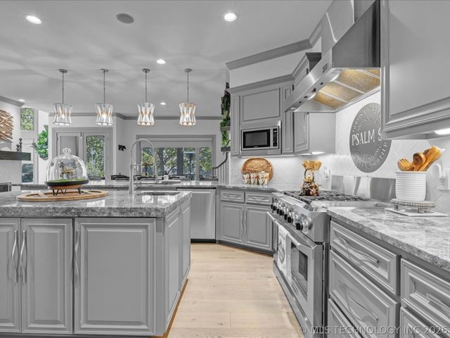 6902 E 115th Place, Bixby, OK 74008