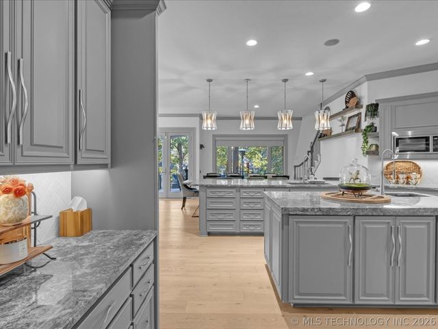 6902 E 115th Place, Bixby, OK 74008