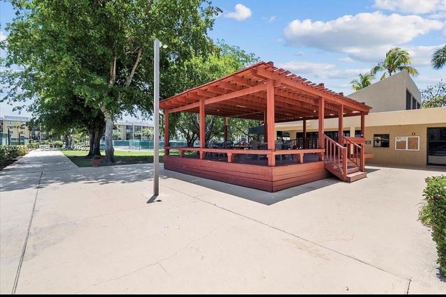 2786 Tennis Club Drive 302, West Palm Beach, FL 33417