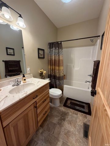 724 W Aspen Drive, Haubstadt, IN 47639