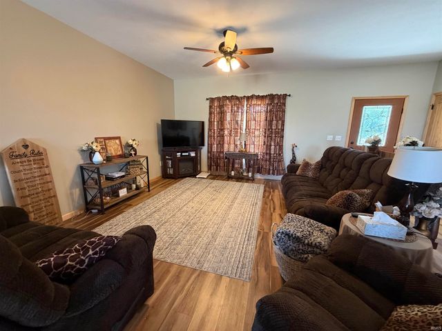 724 W Aspen Drive, Haubstadt, IN 47639