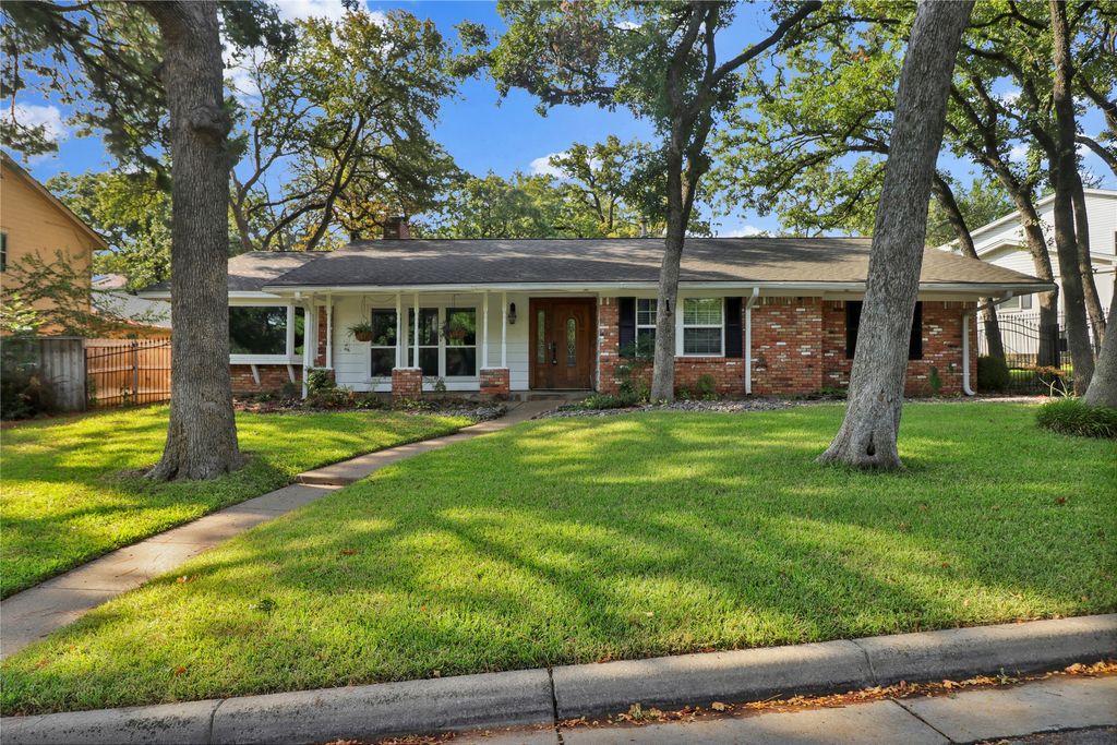 2706 Oak Cliff Lane, Arlington, TX 76012 — exterior