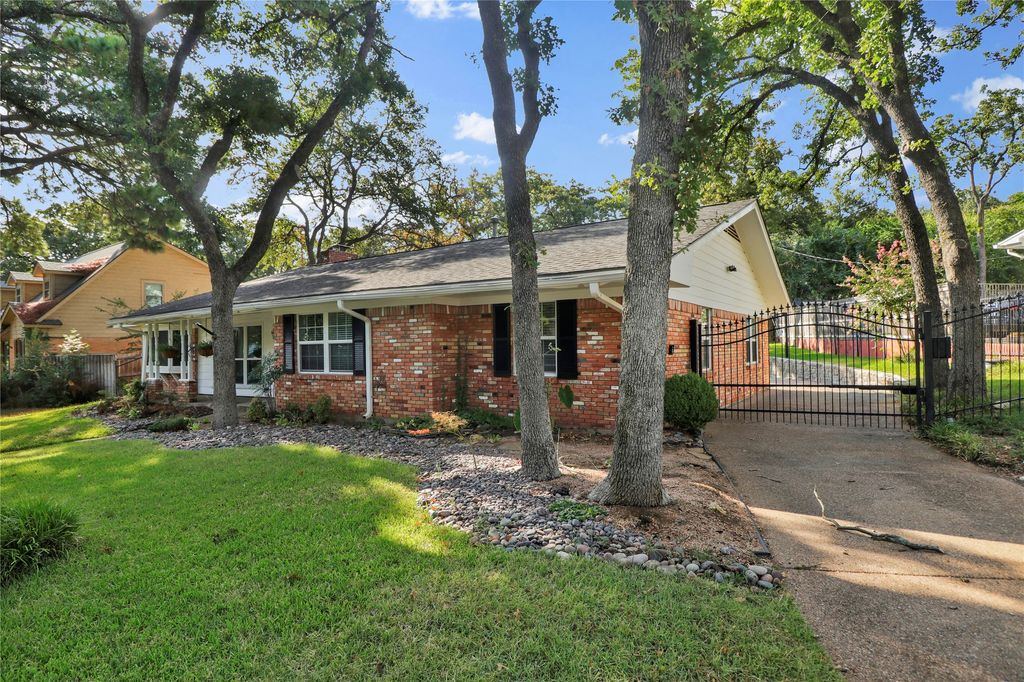 2706 Oak Cliff Lane, Arlington, TX 76012 — photo 3