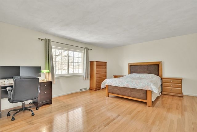 19 April Ln 19, Lexington, MA 02421