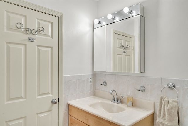 19 April Ln 19, Lexington, MA 02421