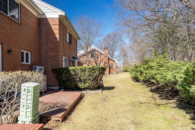 19 April Ln 19, Lexington, MA 02421