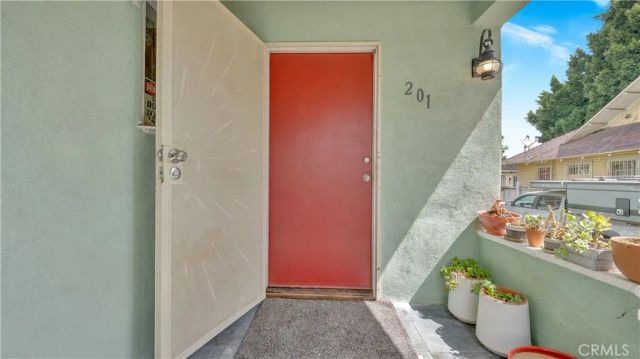 201 W 49th, Los Angeles, CA 90037