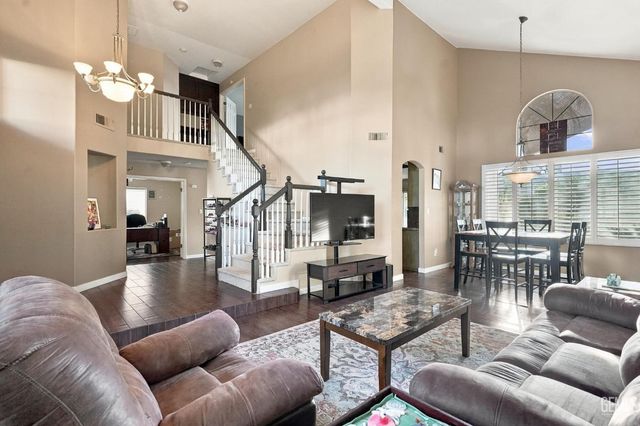 911 Crown Pointe Drive, Bakersfield, CA 93312