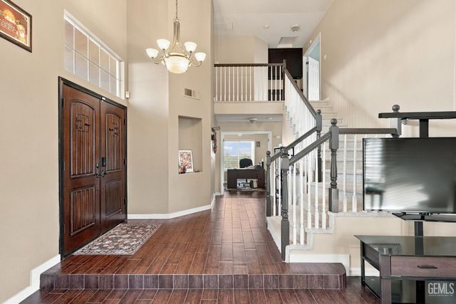 911 Crown Pointe Drive, Bakersfield, CA 93312