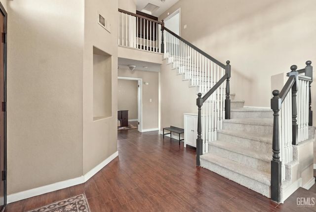 911 Crown Pointe Drive, Bakersfield, CA 93312