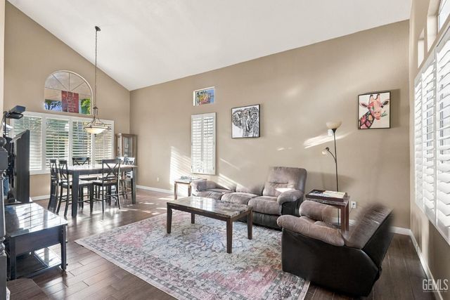 911 Crown Pointe Drive, Bakersfield, CA 93312