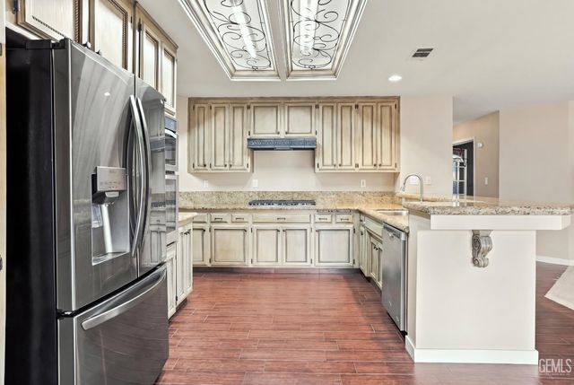 911 Crown Pointe Drive, Bakersfield, CA 93312