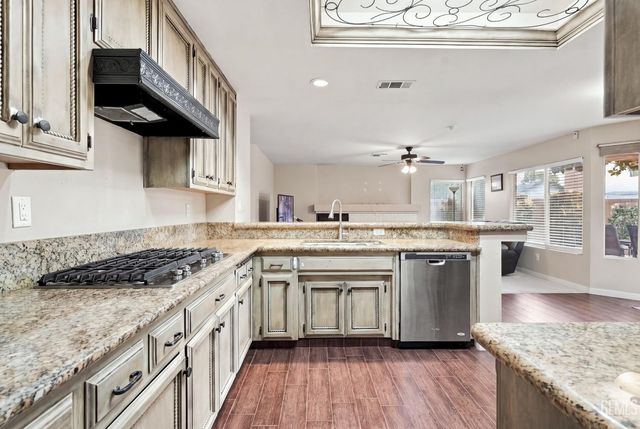 911 Crown Pointe Drive, Bakersfield, CA 93312