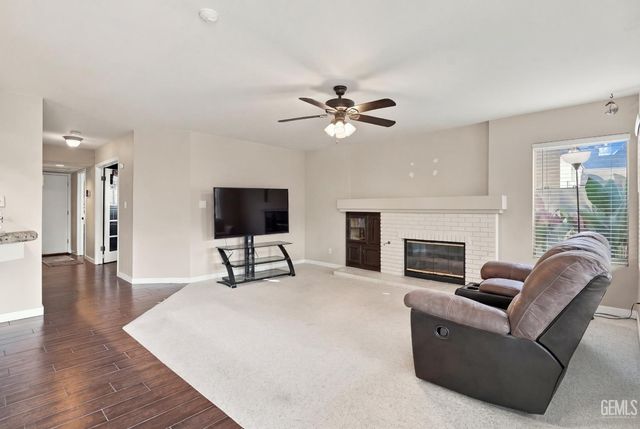 911 Crown Pointe Drive, Bakersfield, CA 93312