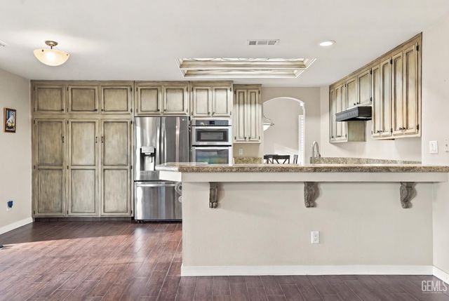 911 Crown Pointe Drive, Bakersfield, CA 93312