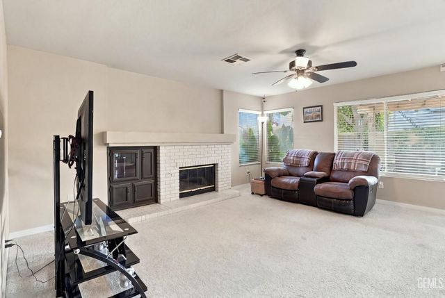 911 Crown Pointe Drive, Bakersfield, CA 93312