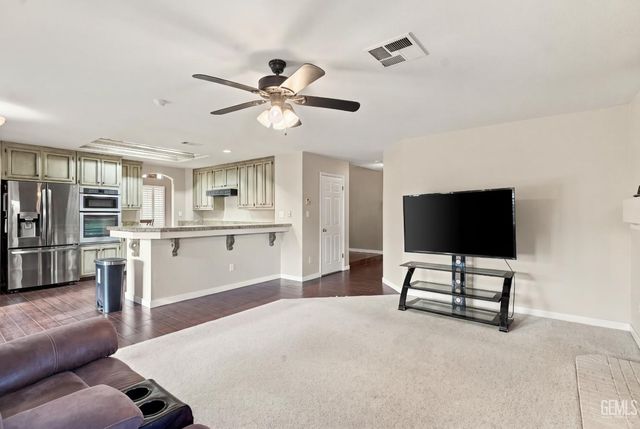 911 Crown Pointe Drive, Bakersfield, CA 93312