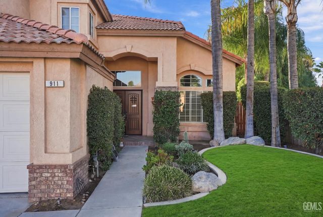 911 Crown Pointe Drive, Bakersfield, CA 93312