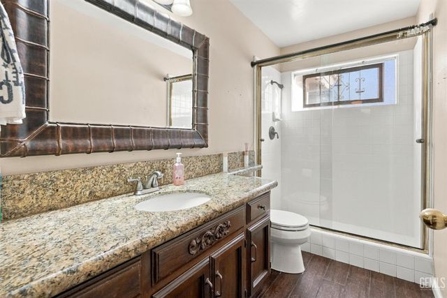 911 Crown Pointe Drive, Bakersfield, CA 93312
