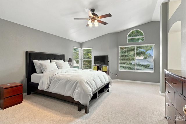911 Crown Pointe Drive, Bakersfield, CA 93312