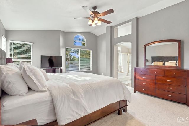 911 Crown Pointe Drive, Bakersfield, CA 93312