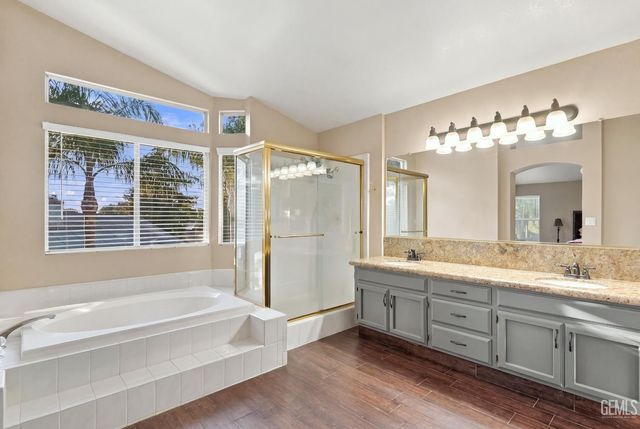 911 Crown Pointe Drive, Bakersfield, CA 93312
