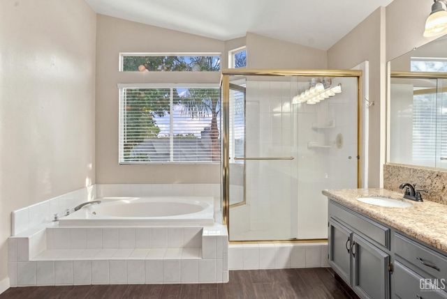 911 Crown Pointe Drive, Bakersfield, CA 93312