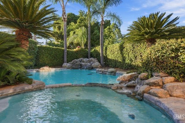 911 Crown Pointe Drive, Bakersfield, CA 93312