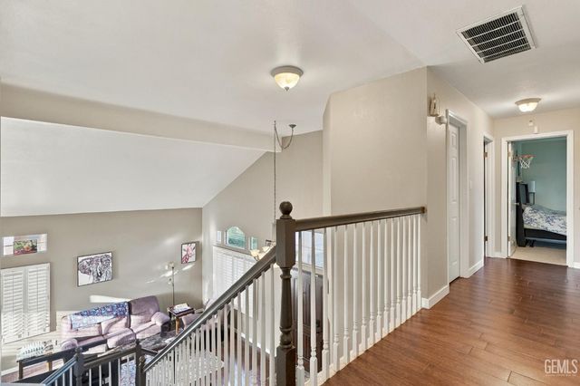 911 Crown Pointe Drive, Bakersfield, CA 93312