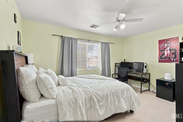 911 Crown Pointe Drive, Bakersfield, CA 93312