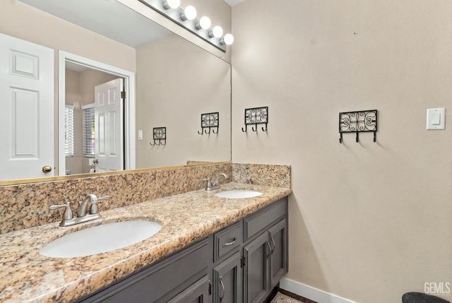 911 Crown Pointe Drive, Bakersfield, CA 93312