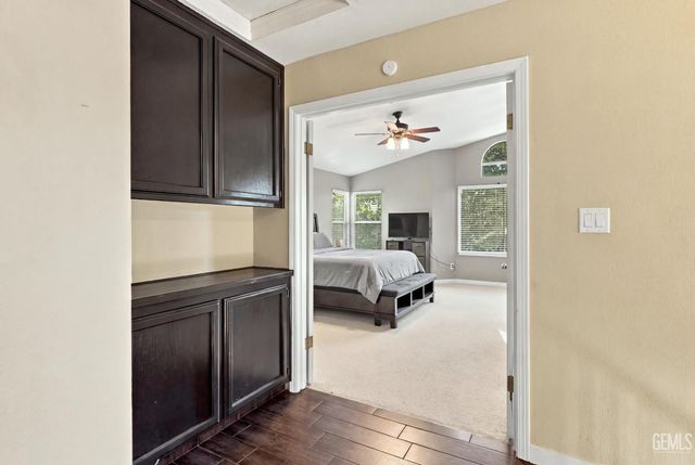 911 Crown Pointe Drive, Bakersfield, CA 93312