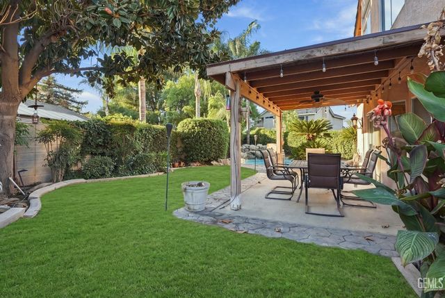 911 Crown Pointe Drive, Bakersfield, CA 93312