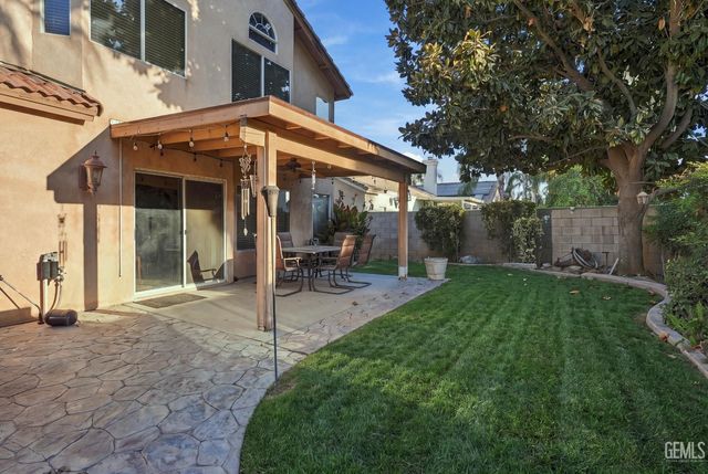 911 Crown Pointe Drive, Bakersfield, CA 93312