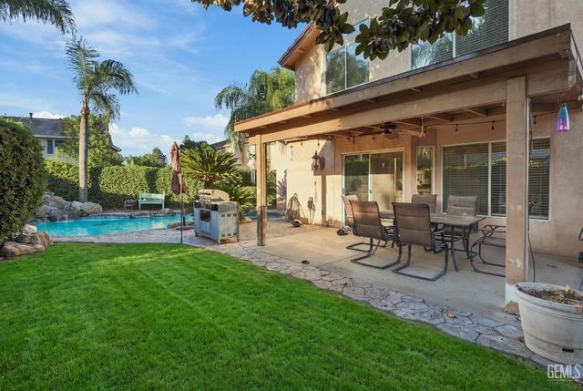 911 Crown Pointe Drive, Bakersfield, CA 93312