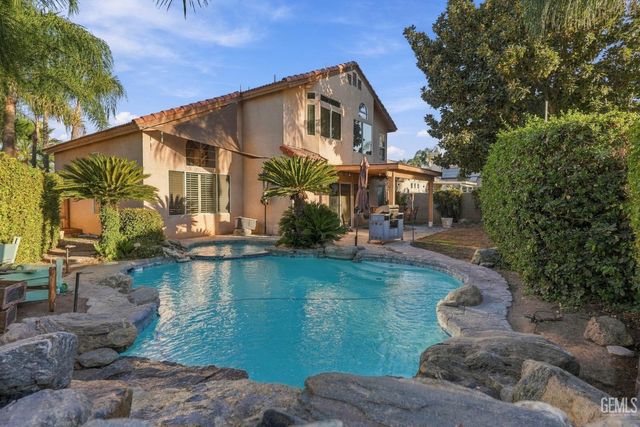 911 Crown Pointe Drive, Bakersfield, CA 93312