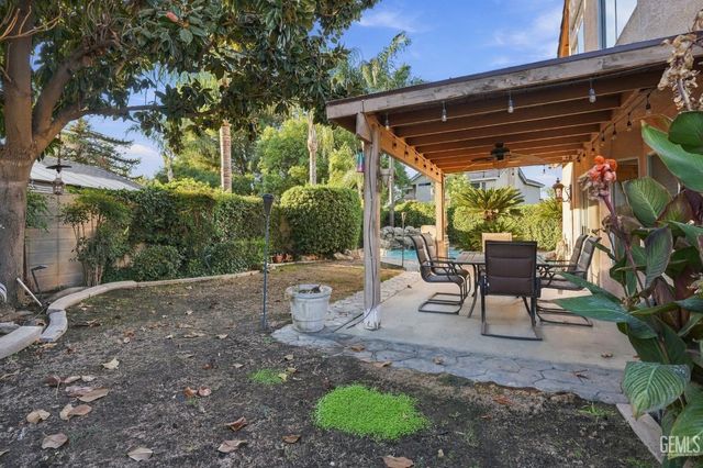 911 Crown Pointe Drive, Bakersfield, CA 93312