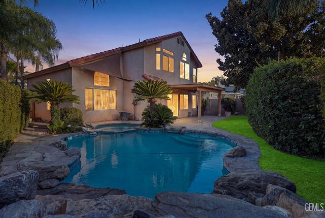 911 Crown Pointe Drive, Bakersfield, CA 93312