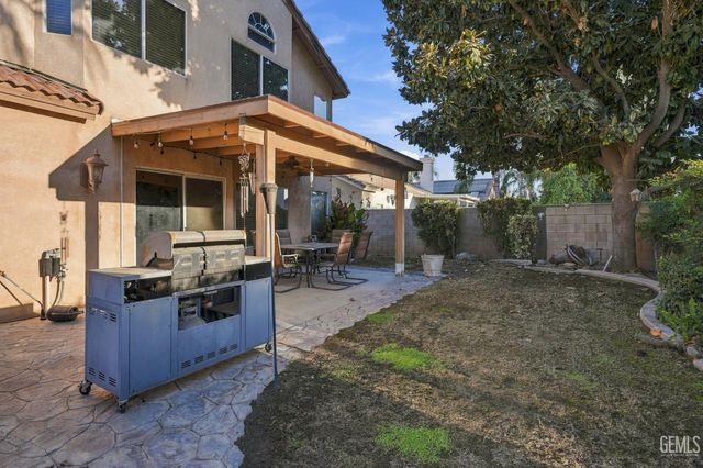 911 Crown Pointe Drive, Bakersfield, CA 93312