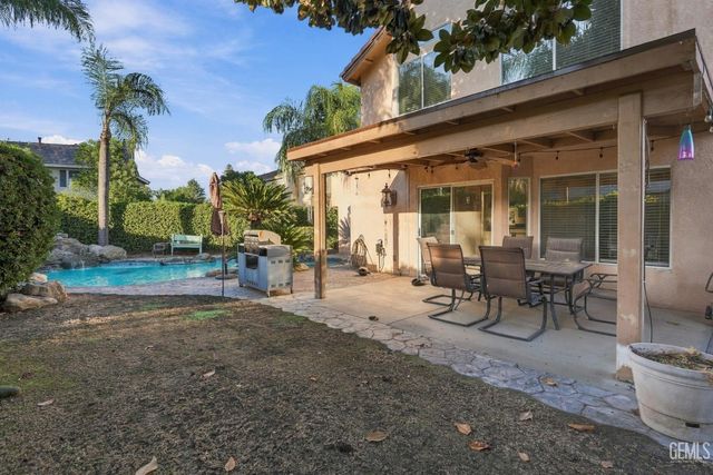 911 Crown Pointe Drive, Bakersfield, CA 93312