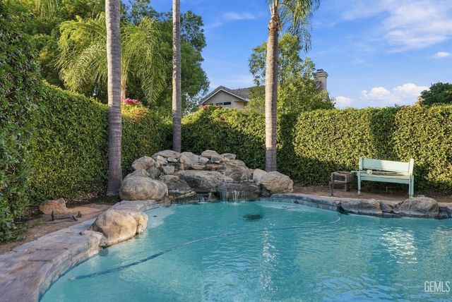 911 Crown Pointe Drive, Bakersfield, CA 93312