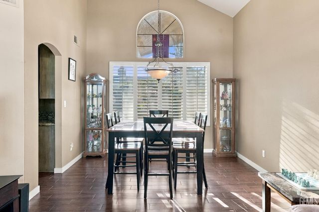 911 Crown Pointe Drive, Bakersfield, CA 93312