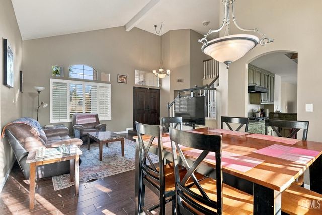 911 Crown Pointe Drive, Bakersfield, CA 93312